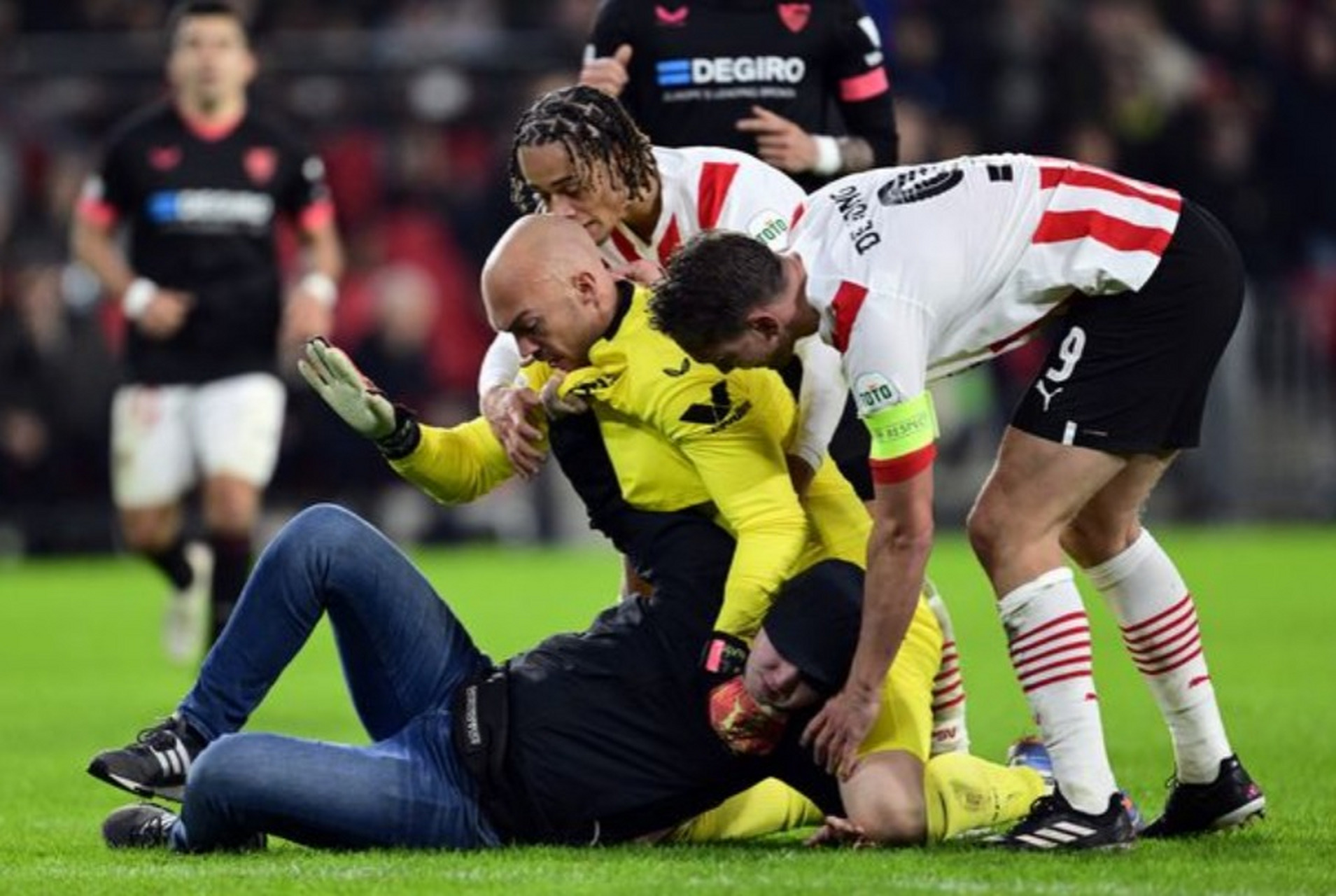 包含离谱！今晚本菲卡备战欧联塞维利亚门线救险，塞维利亚赛前远射贴柱的词条